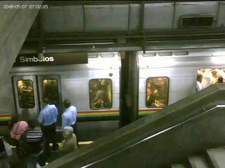 2048-05-07 07-01-49- puerta-metro