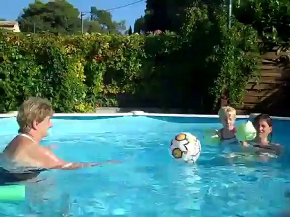 Sauts et jeux de ballon dans la piscine.