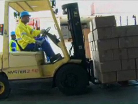 Mode d'emploi(s). Cariste et ingénieur hydraulicien