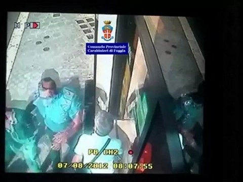 Manfredonia (FG) - Rapina alla Banca popolare di Bari, due arresti, ferito direttore (09.08.12)