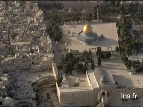 Survol de la ville de Jérusalem et de ses édifices religieux