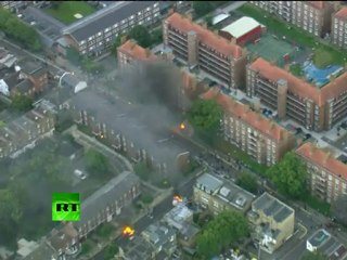 Descargar video: More video of London riots: Cars, shops on fire in Lewisham, Hackney