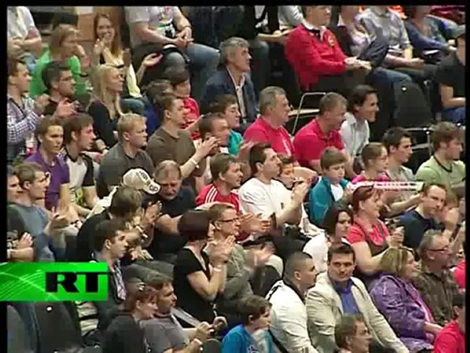 Putin it in English: PM shows language skills at judo championships in Vienna