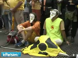 Les antinucléaires manifestent à Paris.