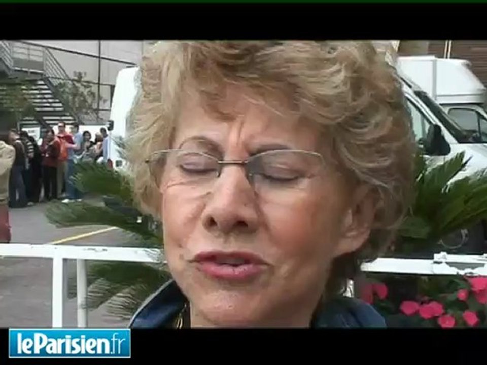 Cannes : les festivaliers saluent Eastwood le technicien