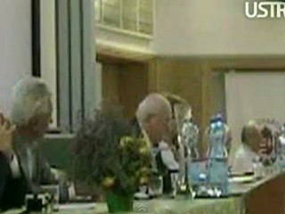 DRÁBIK JÁNOS az MVSZ-nél.