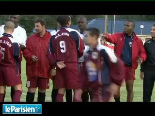 Thuram tâte du ballon avec ses copains d'enfance