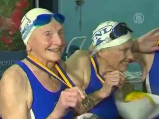 Старушки проплыли на скорость и получили медали