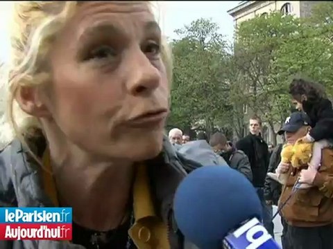 Les défenseurs du pape manifestent à Notre-Dame