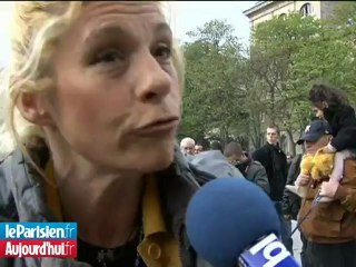 Les défenseurs du pape manifestent à Notre-Dame