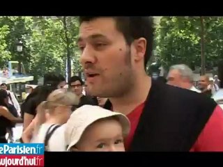 Tải video: Les Champs-Elysées en petite culotte