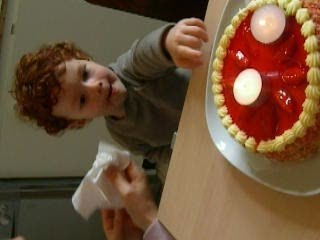UN GATEAU D'ANNIV' QUI PENCHE
