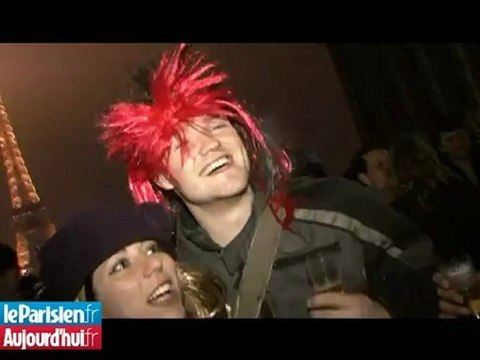 Devant la Tour Eiffel, liesse et lumières pour fêter 2010
