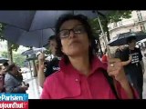 Des bisous gratuits pour les filles sur les Champs-Elysées