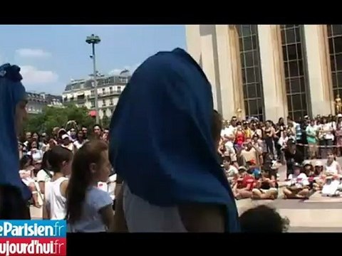 Un an après, l'hommage des Parisiens à Michael