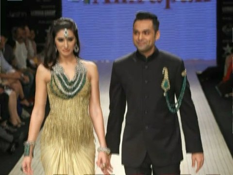Bollywood And TV Stars Dazzled At IIJW 2012 - Bollywood News