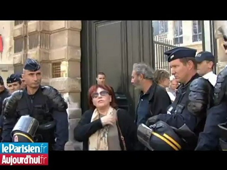 Régine, Birkin, Jaoui, chantent sous les fenêtres d'Eric Besson