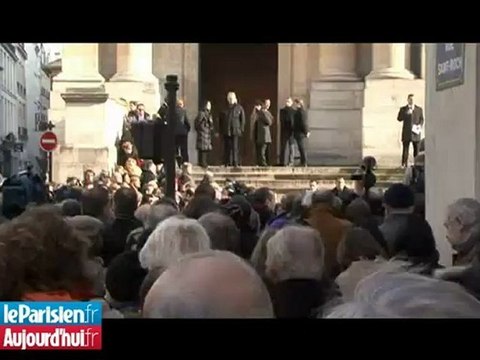 À Paris, des centaines d'anonymes rendent hommage à Annie Girardot