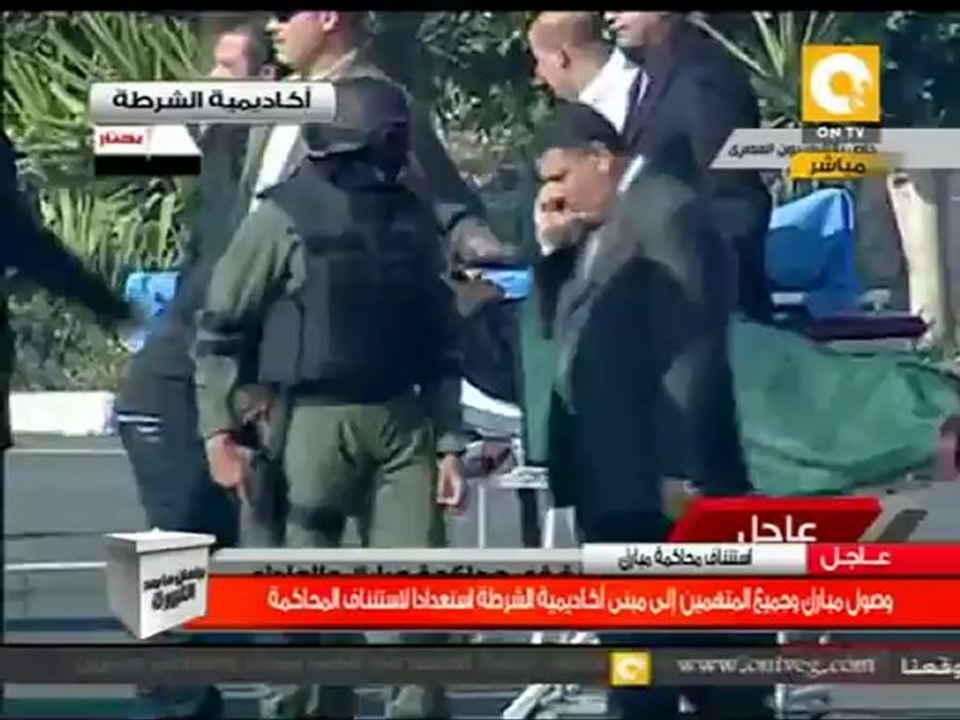 نقل مبارك من الطائرة للإسعاف إلى قاعة المحكمة #Jan3