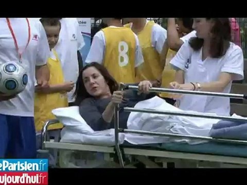 Les champions et les enfants tapent la balle à l'hôpital