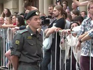 بطل العالم السابق في الشطرنج، يعض رجل شرطة