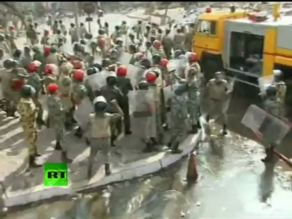 Egypt clashes video: Troops water-cannon protesters at Cairo rally