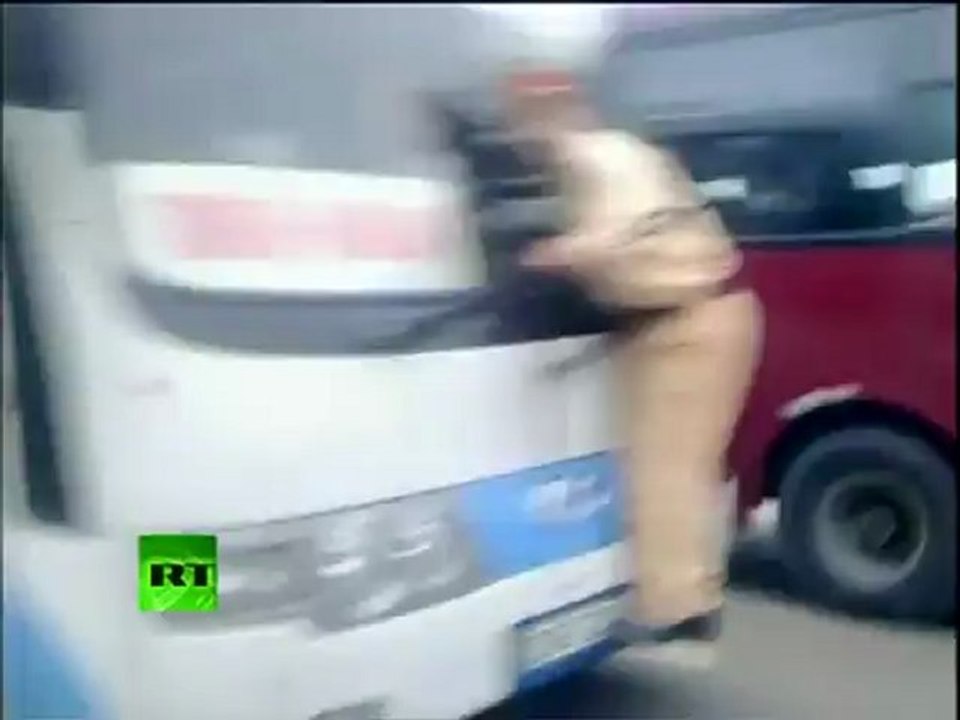 Video: Vietnam cop clings to speeding bus windshield wipers