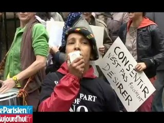 À Paris, des associations manifestent sous les fenêtres de DSK