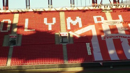 Ο Λεονάρντο Ζαρντίμ μιλάει στους παίκτες του Ολυμπιακού