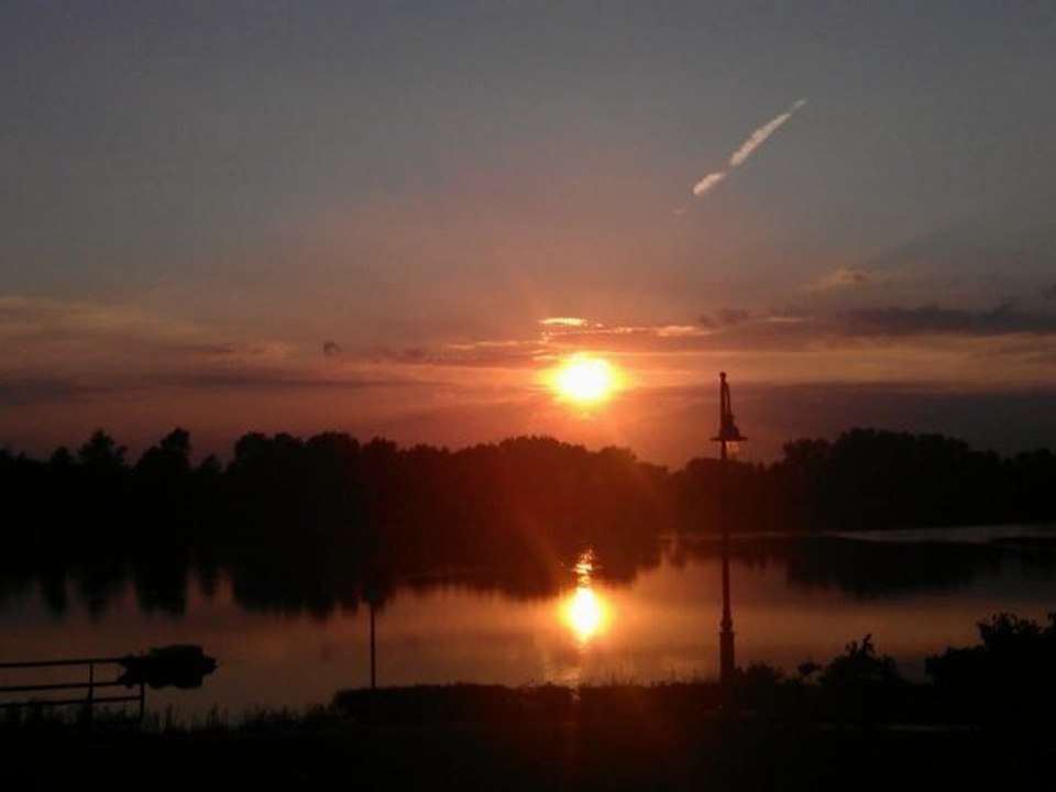 Zachód słońca bulwar i most