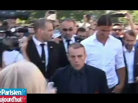 PSG : le bain de foule d'Ibrahimovic au Trocadéro