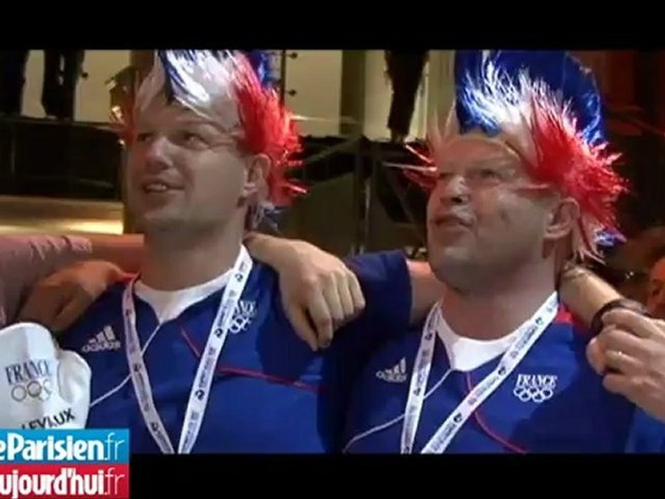 JO : le relais en or, le Club France en liesse