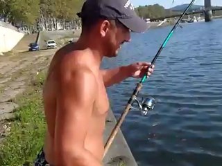 1ère carpe au feeder pour Sylvio du F.U.K le 22 08 2012