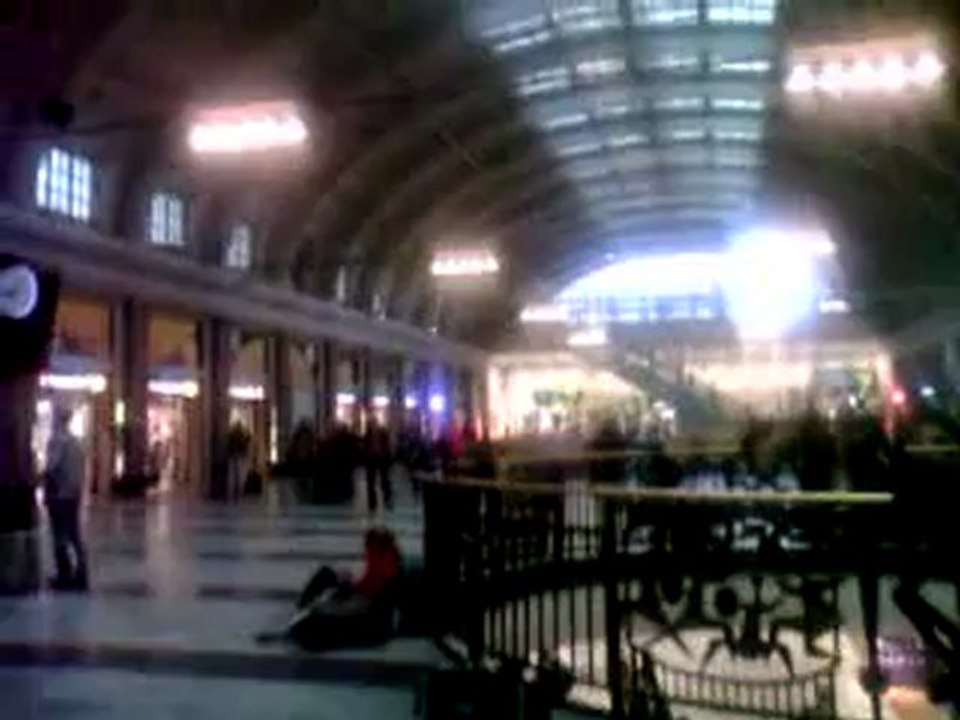 L'anonymat et l'indifférenciation d'une grande gare européenne au petit matin en été : Stockholm.