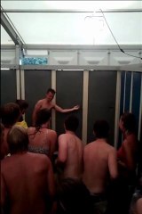 下载视频: Bataille d'eau aux toilettes du camping Lowlands 2012