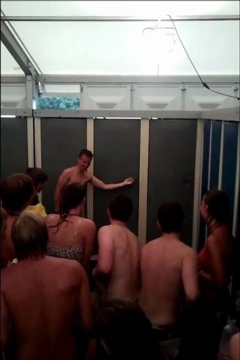 Bataille d'eau aux toilettes du camping Lowlands 2012