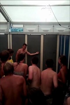 Bataille d'eau aux toilettes du camping Lowlands 2012