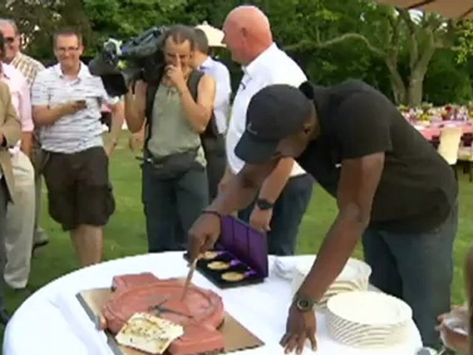 Usain Bolt celebrates his 26th birthday