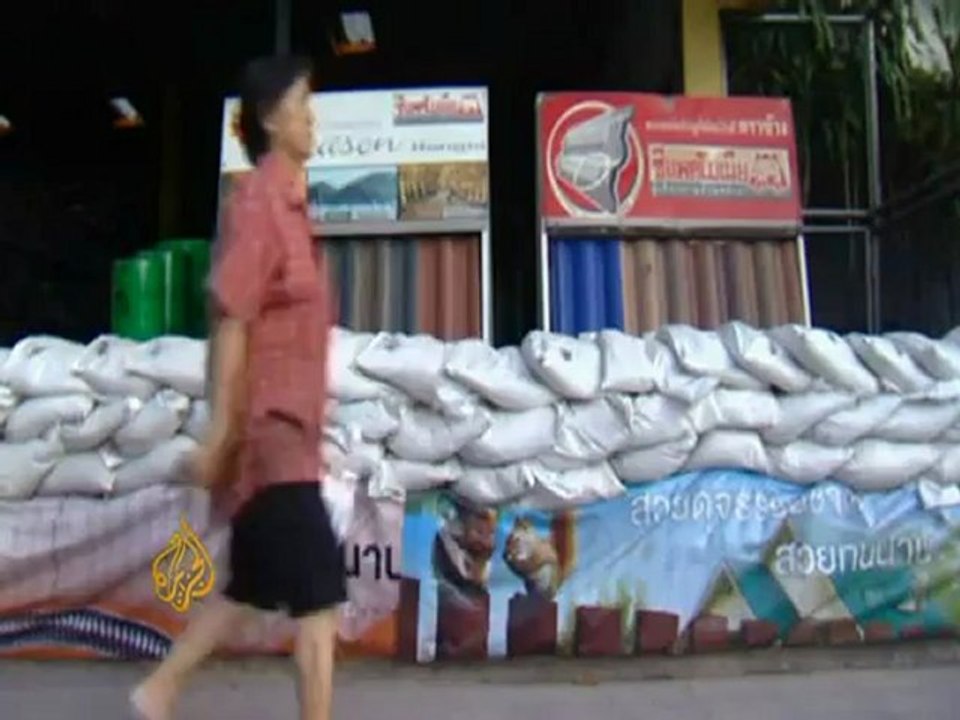 Advancing floods test Bangkok's defences
