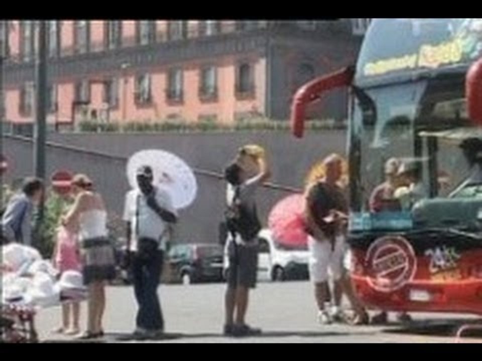 Napoli - Turisti assaltati dagli abusivi (21.08.12)