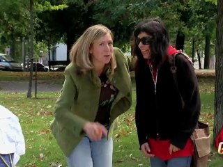 Vieux monsieur fait le bébé