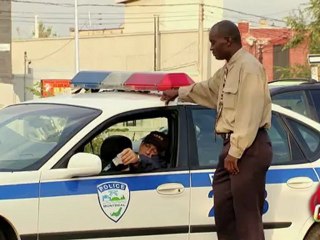 Policier endormi s'endort au travail