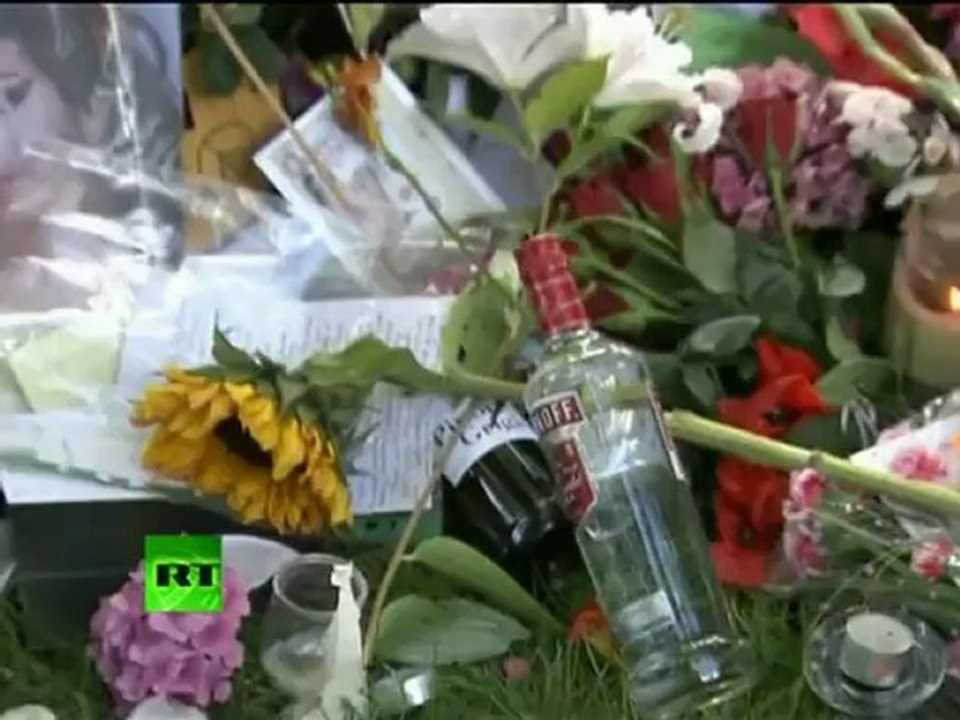 Amy Winehouse fans pay tribute after singer found dead in London