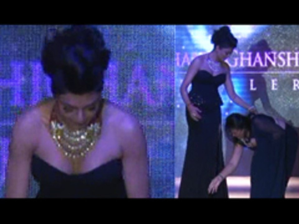 Sushmita Sen Stumbles On The Ramp @ IIJW 2012
