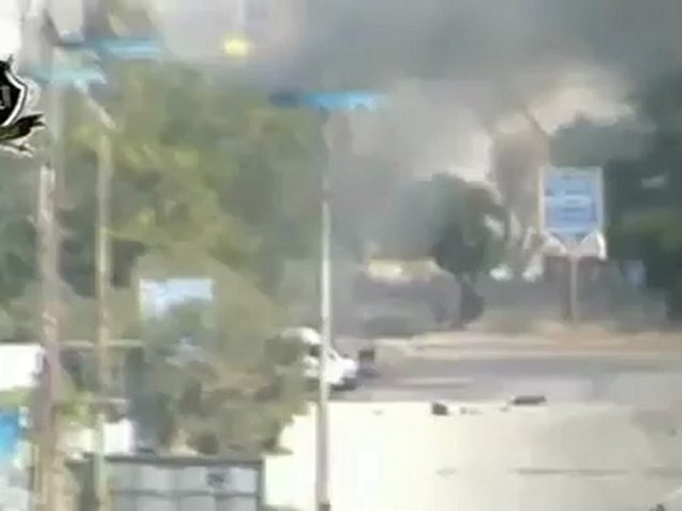Syria فري برس  حمص كتائب الفاروق إستهداف عربة للشبيحة امام مبنى فرع المخابرات الجوية بحمص طريق حماة 23 8 2012