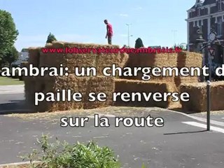Des tonnes de paille renversées dans un rond-point à Cambrai