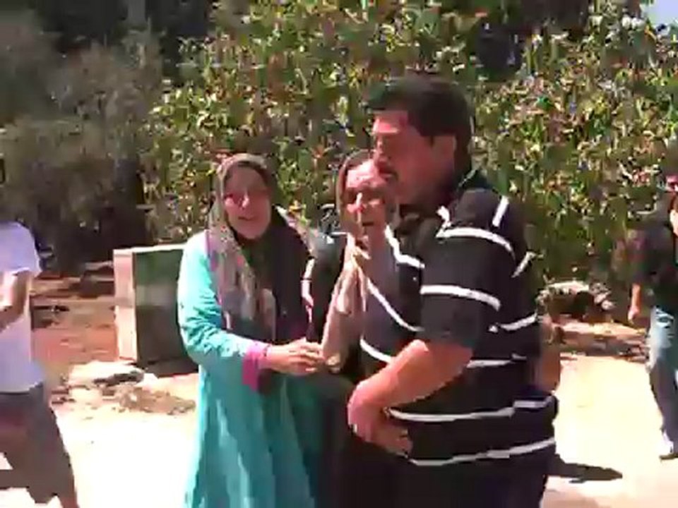 فري برس درعا الحراااااااااااااك تذبح - احدى النسوة الهاربات من الذبح اين البشر 22-8-2012