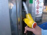 Misure in Francia per bloccare il costo della benzina