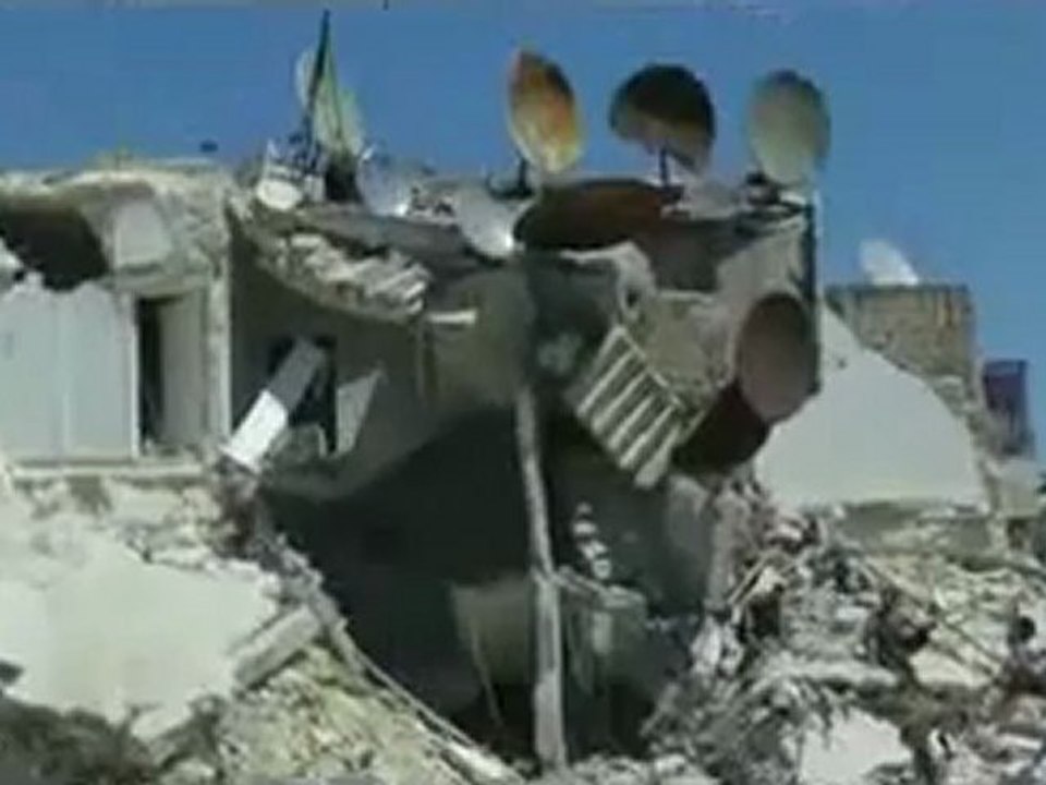 Syria فري برس  حلب بستان باشا اثا ر الدمار  23 8 2012 ج2