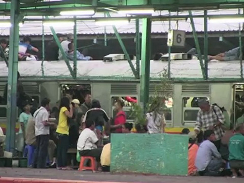 Lebensgefahr für zug-surfer: jakarta senkt oberleitungen